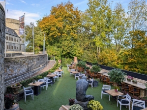 v.l. Annett Petsche, Dezernent Ingo Tiemann, stellv. Landrat Hans-Bernd Janzen, Cornelia Rosenthal und Museumsleiterin Kirsten John-Stucke vor dem Burgcafé an der Wewelsburg. (©Kreismuseum Wewelsburg)